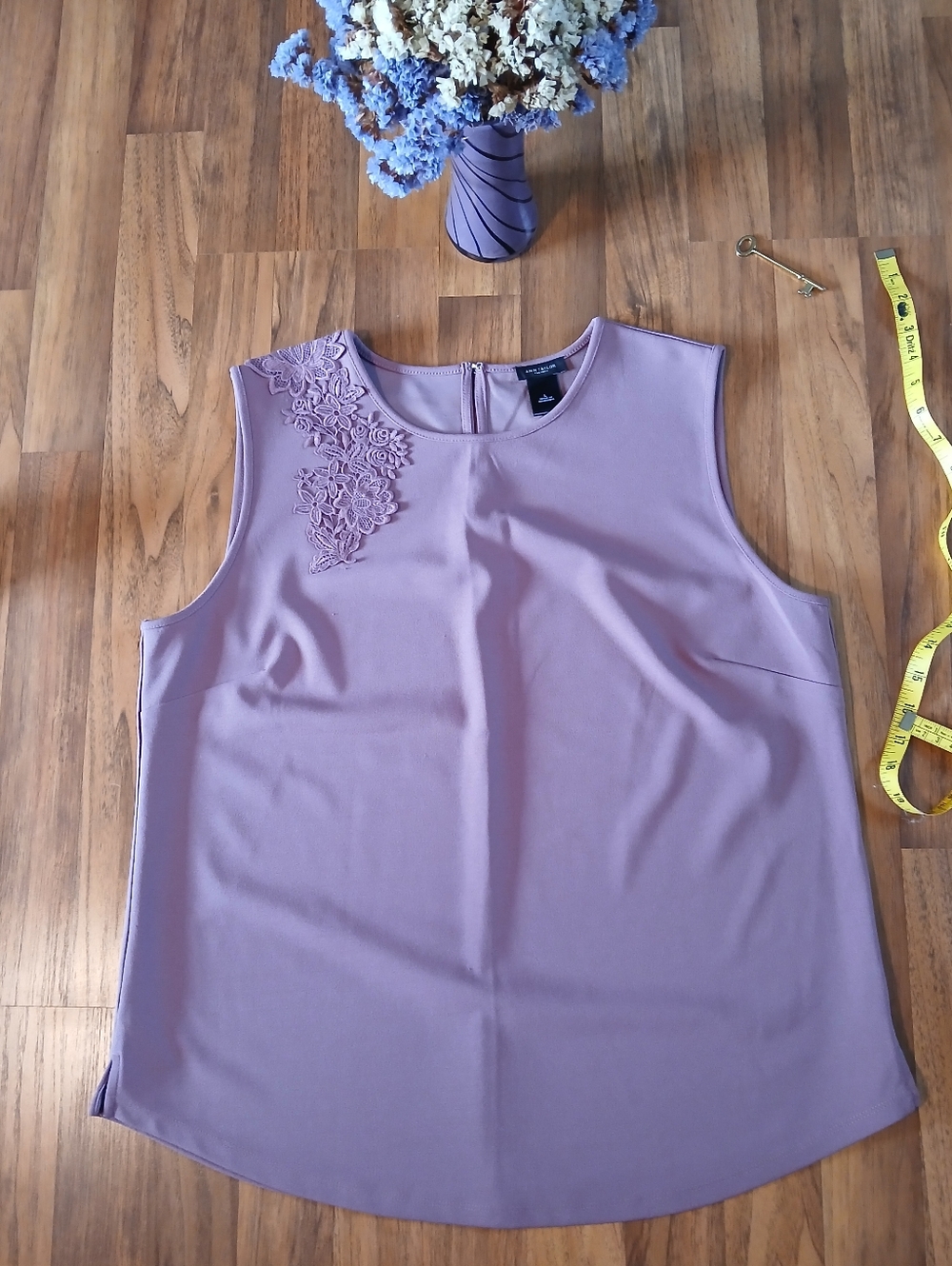 Anne Klein Size Large Lavender Sleeveless Camisole with Floral Lace Applique